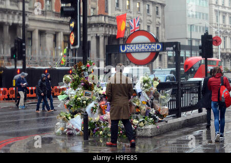 Knightsbridge, London, UK, 23.11.2016 Hommagen an Radfahrer italienischen Prinzen Filippo Corsini von LKW getötet. Stockfoto