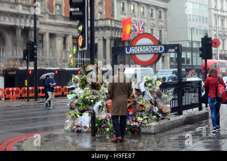 Knightsbridge, London, UK, 23.11.2016 Hommagen an Radfahrer italienischen Prinzen Filippo Corsini von LKW getötet. Stockfoto