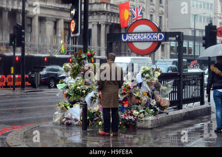 Knightsbridge, London, UK, 23.11.2016 Hommagen an Radfahrer italienischen Prinzen Filippo Corsini von LKW getötet. Stockfoto