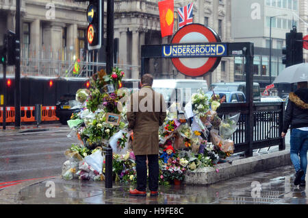 Knightsbridge, London, UK, 23.11.2016 Hommagen an Radfahrer italienischen Prinzen Filippo Corsini von LKW getötet. Stockfoto