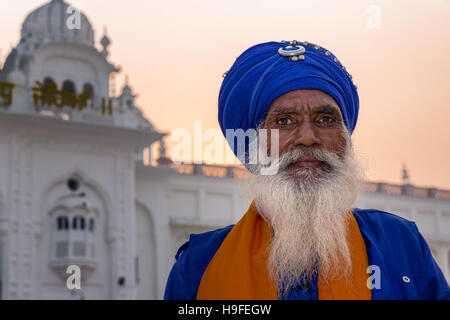 Sikh-Pilger in The Golden Temple Complex in der Sikh Stadt Amritsar, Punjab, Nordindien Stockfoto