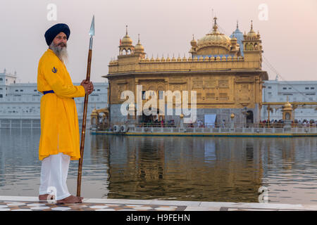 Sikh bewachen, Goldener Tempel, Amritsar, Punjab, Nord-Indien, Indien Stockfoto