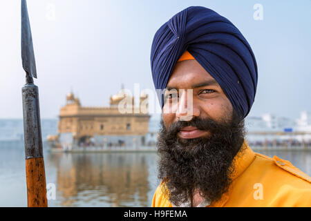 Sikh bewachen, Goldener Tempel, Amritsar, Punjab, Nord-Indien, Indien Stockfoto