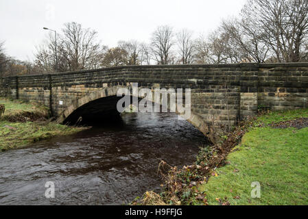 Well-I-Hole Bridge in Greenfield, vor der der Rat von Oldham gewarnt hat, dass sie nach einem starken Regenfall „in Gefahr ist, zusammenzubrechen“. Stockfoto