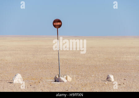 Kein Eintrag oder Durchfahrt verboten Schild mitten in der Namib-Wüste isoliert vor blauem Himmel Stockfoto