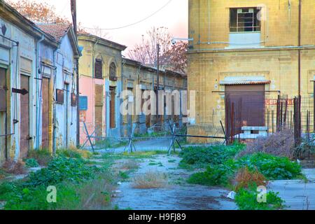 Verlassenen Gebäude im östlichen Mittelmeer Niemandsland, Nord-Nikosia, Zypern, Stockfoto