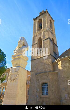 Büste von Erzbischof Kyprianos und Kathedrale des Hl. Johannes der Theologe östlichen Mittelmeer Süd-Nikosia, Zypern, Stockfoto