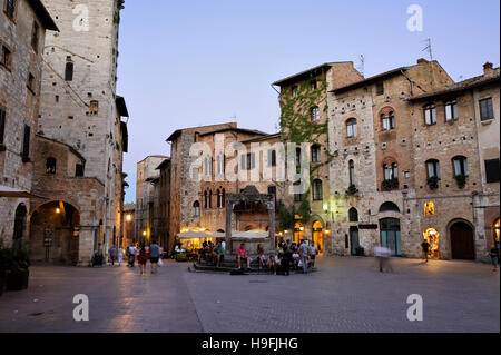 Piazza della Cisterna, San Gimignano, Toskana, Italien Stockfoto