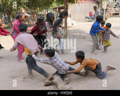 Kambodscha, Stung Treng Katot Dorf, von Brao Stamm bewohnt. Spielende Kinder. Sean Sprague Foto Stockfoto