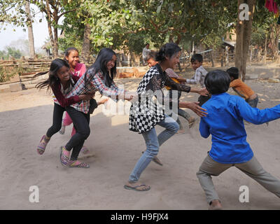 Kambodscha, Stung Treng Katot Dorf, von Brao Stamm bewohnt. Spielende Kinder. Sean Sprague Foto Stockfoto