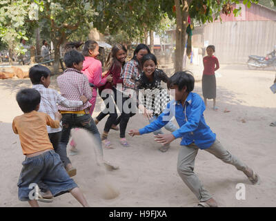 Kambodscha, Stung Treng Katot Dorf, von Brao Stamm bewohnt. Spielende Kinder. Sean Sprague Foto Stockfoto