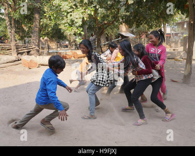 Kambodscha, Stung Treng Katot Dorf, von Brao Stamm bewohnt. Spielende Kinder. Sean Sprague Foto Stockfoto