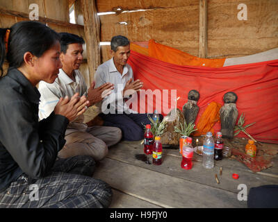 Kambodscha, Stung Treng Katot Dorf, von Brao Stamm bewohnt. Traditionellen animistischen Religion des Stammes, zu Statuen der Vorfahren zu beten. Sean Sprague Foto Stockfoto