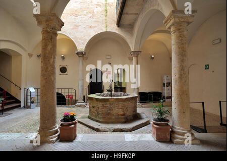 Italien, Toskana, Pienza, Palazzo Borgia, Museo Diocesano, Innenhof Stockfoto