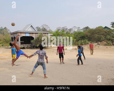 Kambodscha, Stung Treng Katot Dorf, von Brao Stamm bewohnt. Jungs spielen Ball. Sean Sprague Foto Stockfoto