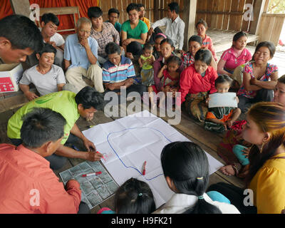 Kambodscha, Stung Treng Katot Dorf, von Brao Stamm bewohnt. Menschen zu treffen, Land-Titeln, die lokale Regierung amtieren. Karte von ihr angestammtes Land zeichnen. Sean Sprague Foto Stockfoto