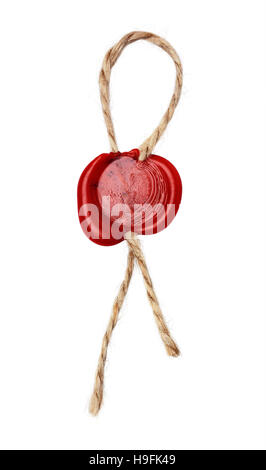 Siegel aus rotem Wachs mit einem Seil isoliert auf weißem Hintergrund Stockfoto