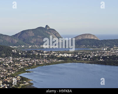 Brasilien, Bundesstaat Rio De Janeiro, Niteroi, Blick vom Parque da Cidade in Richtung Lagoa de Piratininga und Itaipu. Stockfoto