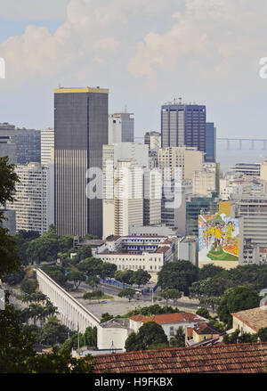 Skyline der Stadt von Rio De Janeiro, Brasilien Stadt Zentrum betrachtet von Parque Das Ruinas in Santa Teresa. Stockfoto