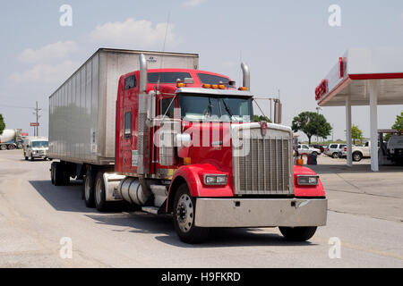 Kenworth Truck und Trailer, Sapp Bros Truck Stop in Omaha, Nebraska, USA einziehen. Stockfoto