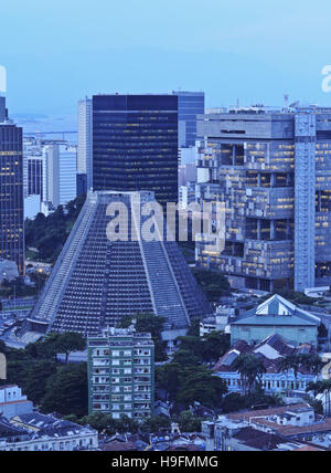 Skyline der Stadt von Rio De Janeiro, Brasilien Stadt Zentrum betrachtet von Parque Das Ruinas in Santa Teresa. Stockfoto