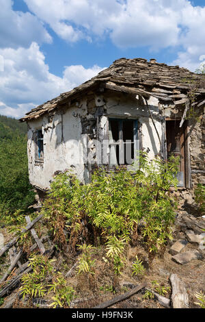Altes verlassenes Haus aus bulgarischen Dorf in Rodopi-Gebirge Stockfoto