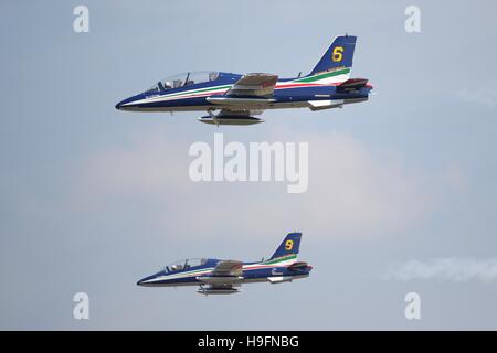 Zwei Aermacchi AT-339A des italienischen Frecce Tricolori Display Teams Stockfoto