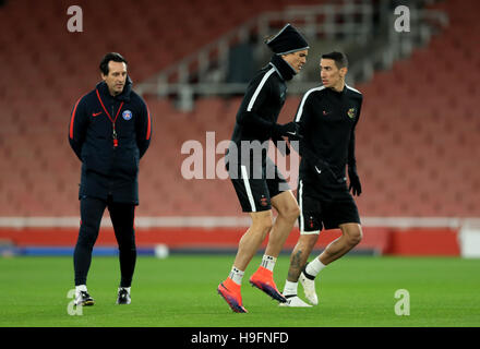 Paris Saint-Germain Edinson Cavani (Mitte) und Angel Di Maria (rechts) in Aktion als Manager Unai Emery (links) blickt auf während einer Trainingseinheit vor der UEFA-Champions-League-Gruppenspiel im Emirates Stadium, London. Stockfoto