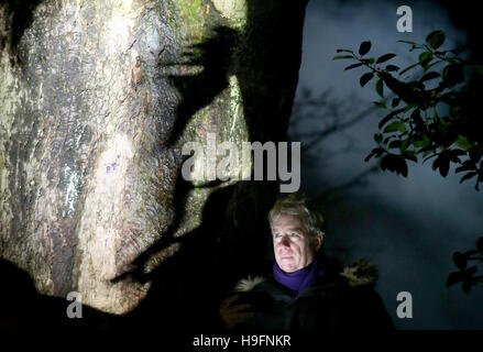 Licht und Nebel verwandeln Edinburghs George Square Gardens mit schattenhafte Figuren auf Bäume als Teil von "The Einfluss Machine", ein immersives Erlebnis im freien skulpturalen des amerikanischen Künstlers Tony Oursler (im Bild) projiziert. Stockfoto