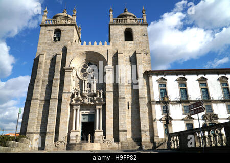 Im 13. Jahrhundert erbaut, liegt die romanische Kathedrale von Porto (Se Do Porto) in der Altstadt von Porto, einem UNESCO-Wor Stockfoto