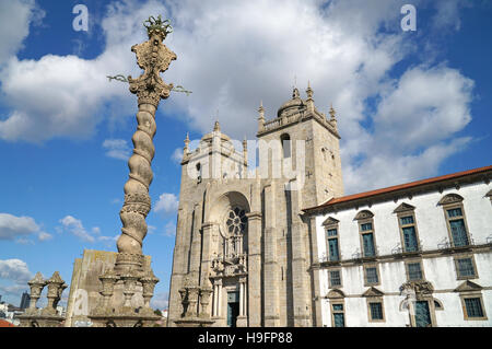 Im 13. Jahrhundert erbaut, liegt die romanische Kathedrale von Porto (Se Do Porto) in der Altstadt von Porto, einem UNESCO-Wor Stockfoto