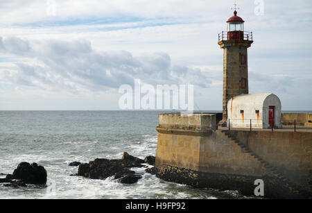 Leuchtturm in Porto mit Welle Splash im Herbst Licht, Porto, Portugal Stockfoto