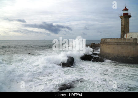 Leuchtturm in Porto mit Welle Splash im Herbst Licht, Porto, Portugal Stockfoto