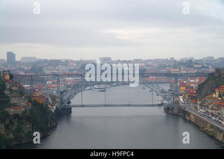 Douro-Fluss und der Dom Luis Brücke in Porto, Portugal Stockfoto