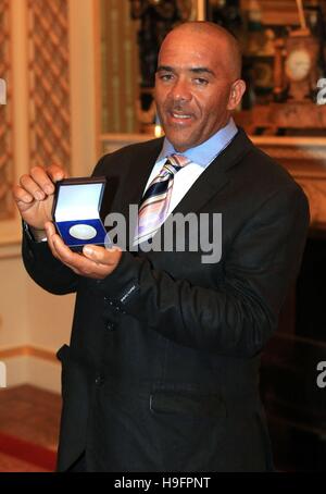 Zac Dominic, von St Lucia mit der Mountbatten-Medaille im Rahmen eines Empfangs für die königlichen Leben sparen Gesellschaft am Buckingham Palace, London statt. Stockfoto