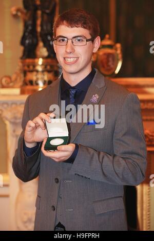 Tyler Bailer, 17, aus Kanada, mit Russell Medal im Rahmen eines Empfangs für die königlichen Leben sparen Gesellschaft am Buckingham Palace, London statt. Stockfoto