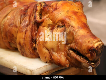 Porträt von gebratenes Schwein am Spieß in der Metzgerei Stockfoto