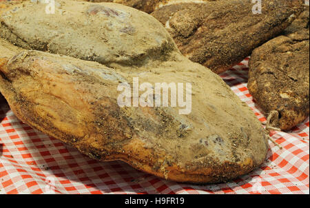 geräucherter Schinken und Speck Wurst genannt Speck mit schwarzem Pfeffer auf Verkauf im italienischen Delikatessen Stockfoto