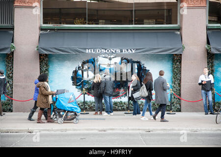 TORONTO - 18. November 2016: Menschen aufhören zu betrachten die Weihnachts-Fenster zeigt am Hudson Bay in Toronto. Stockfoto