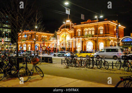Tivoli Gardens Kopenhagen Gebäude Weihnachtsbeleuchtung Licht funkeln Urlaub Freude Geist Familie Umarmungen glücklich Tor Stockfoto