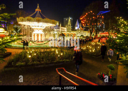 Tivoli Gardens Kopenhagen Dänemark Karussell Weihnachtslicht Lichter funkeln Urlaub Freude Geist Familie Umarmungen glücklich Stockfoto
