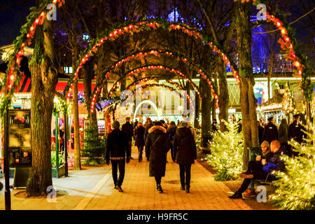 Tivoli Gardens Kopenhagen Dänemark bei Weihnachtsbeleuchtung Licht frohe Ferien Dekoration Baum Familie glücklich Stockfoto