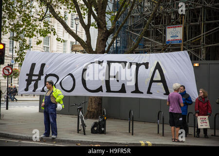 London, UK. 17. September 2016. Ein Anti-CETA-Banner in der Nähe von Trafalgar Square in London. Stockfoto