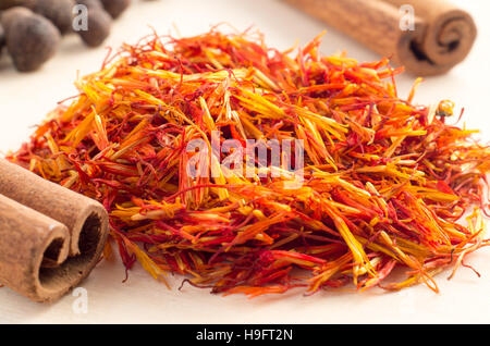 Gewürze und Gewürze - Zimtstangen und Blumen von Safran Nahaufnahme mit geringer Tiefe des Fokus. Stockfoto