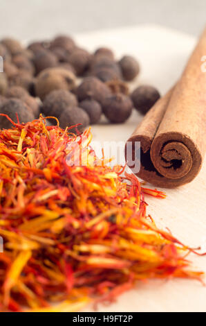 Saucen und Gewürze - Zimtstangen, Piment und duftenden Safran Nahaufnahme mit geringer Tiefe des Fokus. Stockfoto