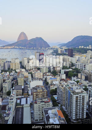 Brasilien, Stadt von Rio De Janeiro, Blick über Botafogo Nachbarschaft nach der Zuckerhut. Stockfoto