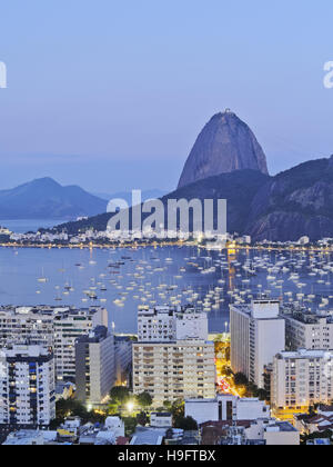 Stadt von Rio De Janeiro, Brasilien, Twilight Blick über Botafogo Nachbarschaft nach der Zuckerhut. Stockfoto