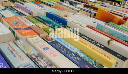 Gebrauchte Bücher zum Verkauf auf stall Stockfoto