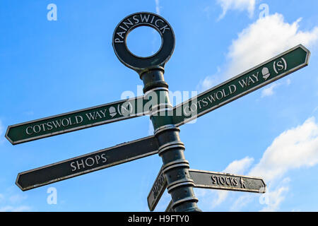 Alten altmodischen Cotswold Way touristische Zeichen in Painswick Gloucestershire England UK Stockfoto