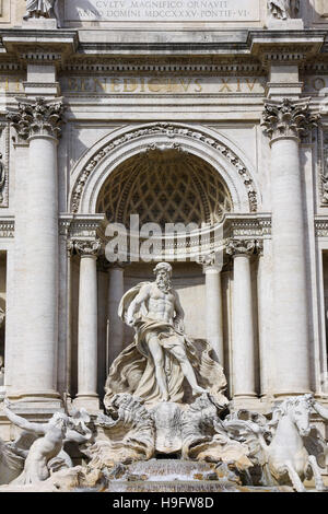 Neptun-Statue. Eines der Details der Trevi-Brunnen in Rom, Italien Stockfoto